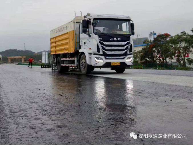 祝賀我司深汕西項(xiàng)目透層、封層試驗(yàn)段圓 滿成功